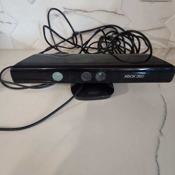 Microsoft Xbox 360 Kinect Sensor and‎ Controller Bundle - Picture 2 of 9